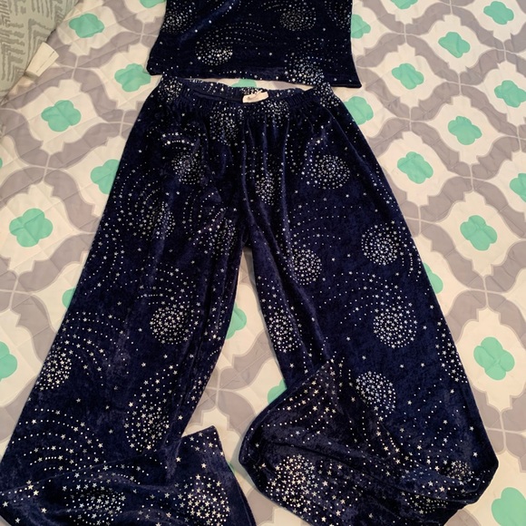 Super cute Medium Velvety Lounge/ PJ set preowned. Very comfortable! - Picture 2 of 10